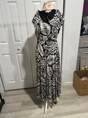 Loft Black & White Printed Cap-Sleeve Maxi Dress